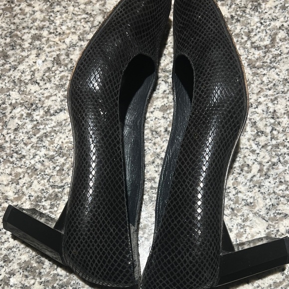 Stuart Weitzman womens Sz 9 black faux snakeskin fabric block heel pumps Vtg - Picture 7 of 13